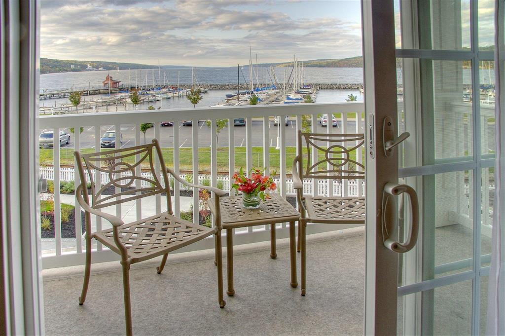 Watkins Glen Harbor Hotel Room photo